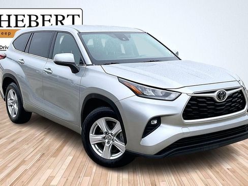 Used 2020 Toyota Highlander LE image 2