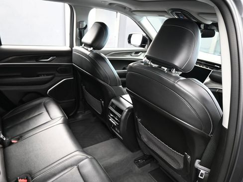 Used 2022 Jeep Grand Cherokee Limited image 46