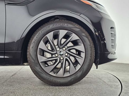 Used 2024 Land Rover Discovery Dynamic SE image 9