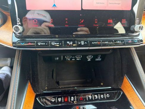 Used 2022 Jeep Grand Wagoneer Series III w/ Rear Seat Video Group 1 AWD/4WD image 38