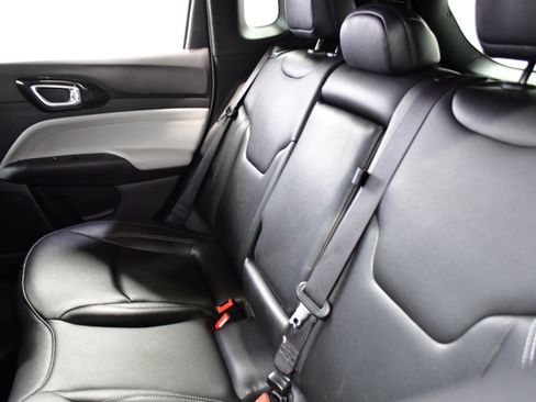 Used 2025 Jeep Compass Limited image 11