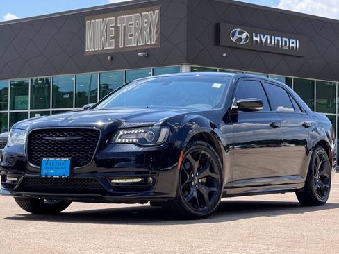 Used 2022 Chrysler 300 Touring L RWD image 1