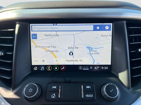 Used 2023 GMC Acadia SLT image 17