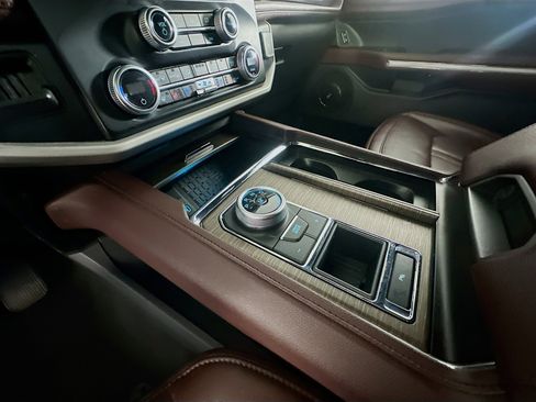 Used 2024 Ford Expedition Limited image 25