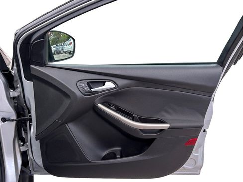 Used 2018 Ford Focus Titanium w/ Titanium Technology Package FWD image 45