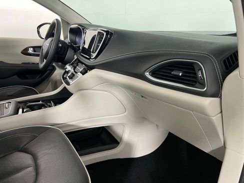 Used 2024 Chrysler Pacifica Limited image 34