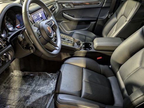 Certified 2025 Porsche Macan image 5