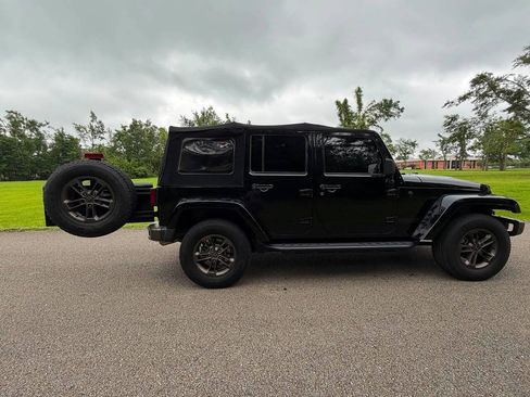 Used 2017 Jeep Wrangler Unlimited Sahara AWD/4WD image 11