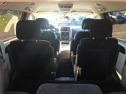 Used 2016 Dodge Grand Caravan SXT image 12