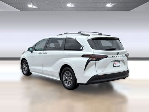 Used 2023 Toyota Sienna XLE FWD image 3
