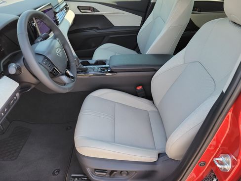 Used 2026 Toyota Camry XLE FWD image 9