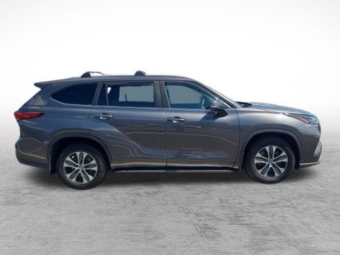 Used 2023 Toyota Highlander XLE AWD/4WD image 4