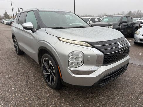Used 2022 Mitsubishi Outlander ES image 3