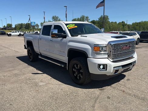 Used 2018 GMC Sierra 2500 Denali w/ Suspension Package, Off-Road AWD/4WD image 3