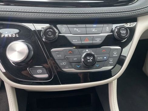 Used 2023 Chrysler Pacifica Limited image 20
