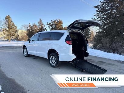 Used 2024 Chrysler Pacifica Touring