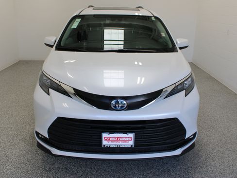 Used 2025 Toyota Sienna XLE FWD image 3