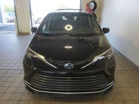 Used 2024 Toyota Sienna Platinum AWD/4WD image 16