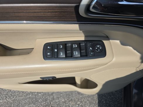 Used 2017 Jeep Grand Cherokee Overland AWD/4WD image 24