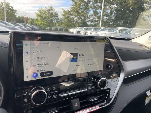 New 2025 Toyota Highlander Platinum image 39