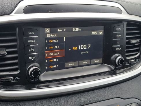 Used 2019 Kia Sorento L image 17