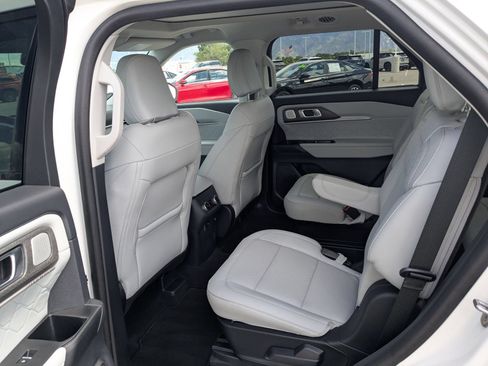 Used 2025 Ford Explorer Platinum w/ Ultimate Package AWD/4WD image 29