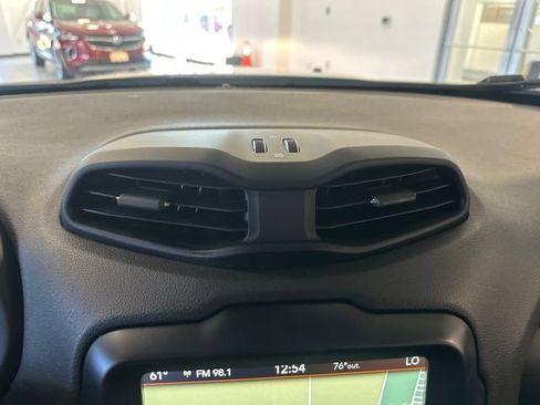 Used 2023 Jeep Renegade Latitude w/ Premium Group AWD/4WD image 14