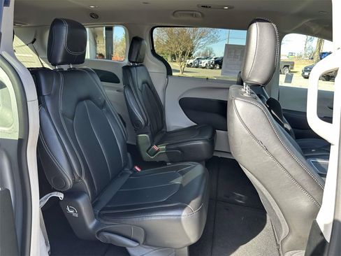 Used 2024 Chrysler Pacifica Touring-L image 13