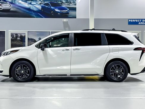 Used 2024 Toyota Sienna XSE AWD/4WD image 2