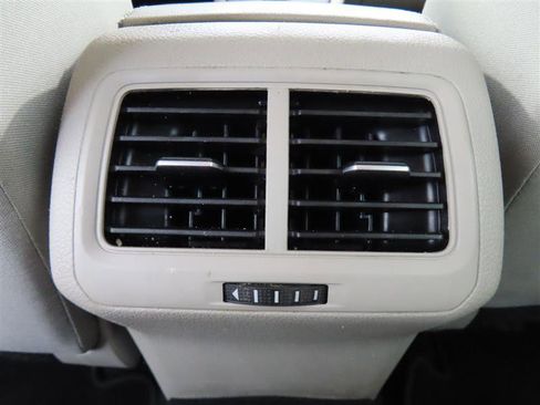 Used 2016 Volkswagen Golf S image 29