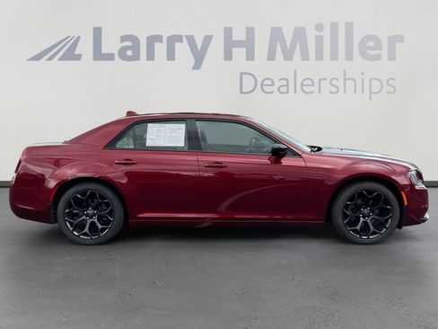 Used 2019 Chrysler 300 Touring w/ Sport Appearance Package image 6