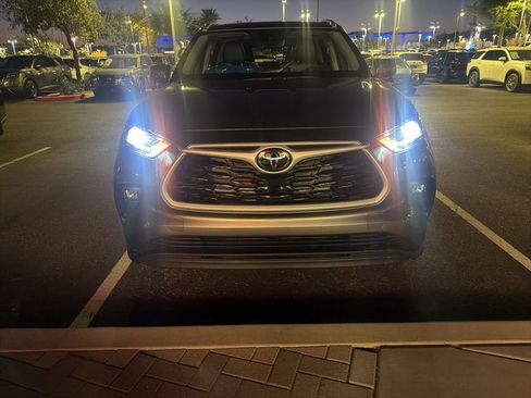 Used 2025 Toyota Highlander XLE image 2