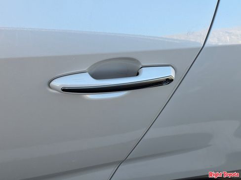 Used 2022 Toyota RAV4 Limited FWD image 10