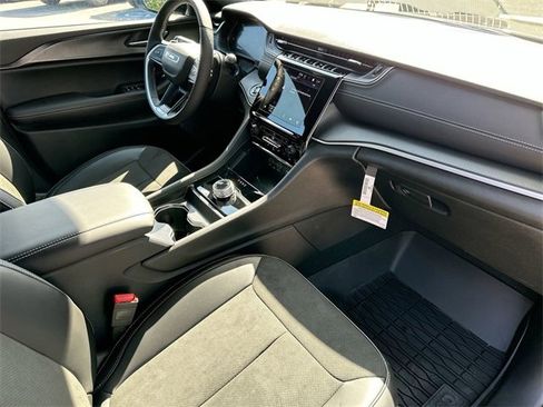 New 2025 Jeep Grand Cherokee Altitude image 11