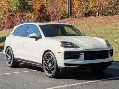 Certified 2025 Porsche Cayenne AWD/4WD image 30