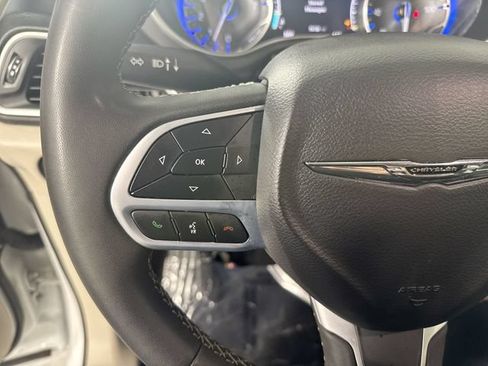 Used 2023 Chrysler Pacifica Touring-L FWD image 12