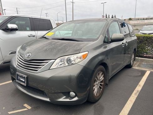 Used 2013 Toyota Sienna XLE image 2