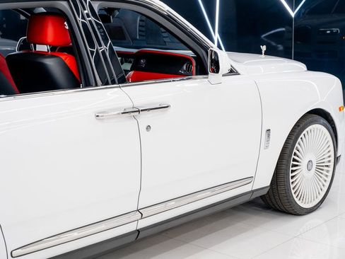 Used 2021 Rolls-Royce Cullinan image 12