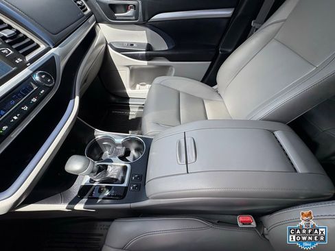Used 2019 Toyota Highlander XLE AWD/4WD image 24