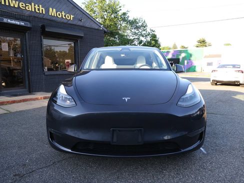 Used 2024 Tesla Model Y Long Range AWD/4WD image 2