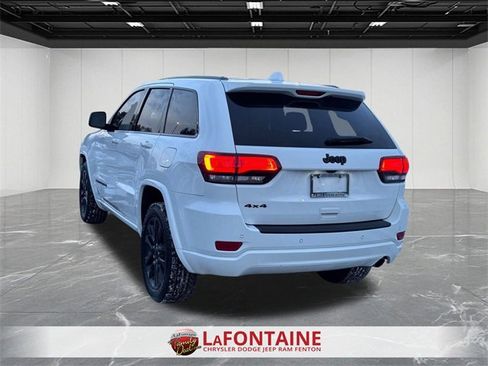 Used 2020 Jeep Grand Cherokee Altitude image 3