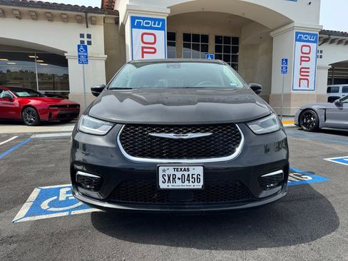 Certified 2023 Chrysler Pacifica Touring-L image 8