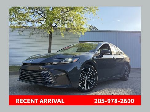 Used 2025 Toyota Camry XLE FWD image 1