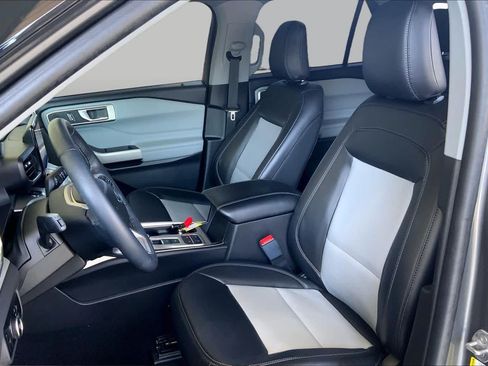 Used 2023 Ford Explorer XLT w/ Equipment Group 202A RWD image 8