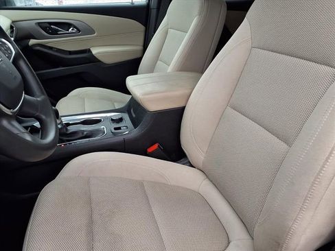 Used 2023 Chevrolet Traverse LS image 3