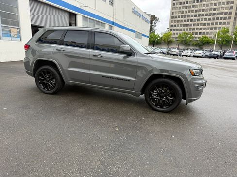 Used 2022 Jeep Grand Cherokee Laredo X image 1
