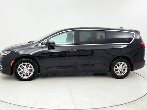 Used 2024 Chrysler Pacifica Touring-L image 2