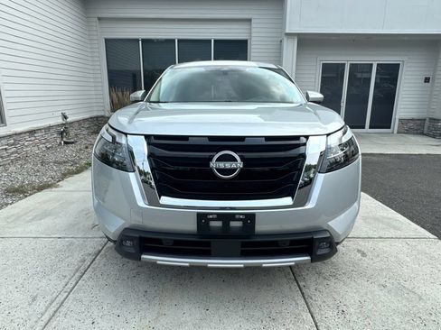 Used 2025 Nissan Pathfinder SL AWD/4WD image 3