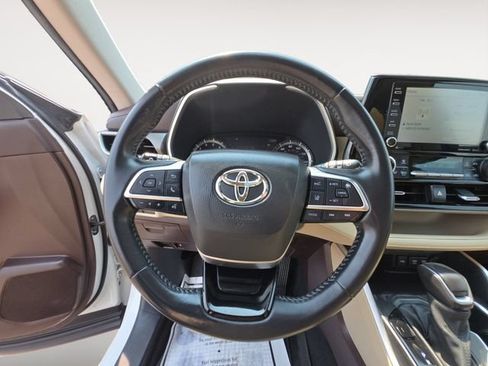 Used 2021 Toyota Highlander XLE AWD/4WD image 13