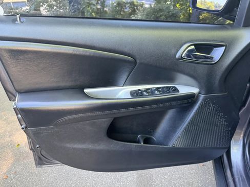 Used 2019 Dodge Journey SE FWD image 16